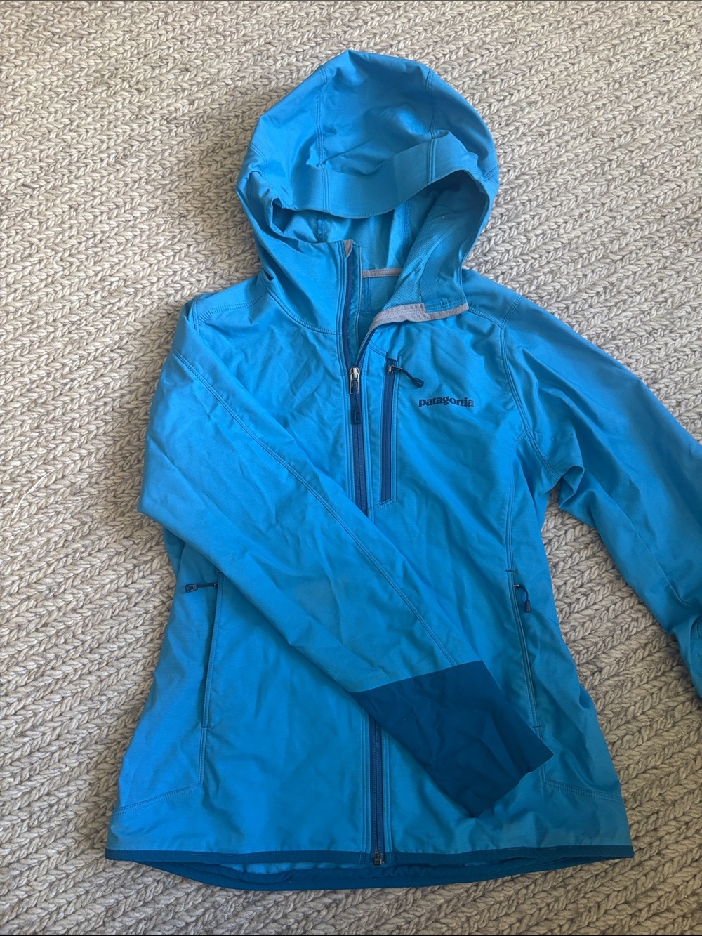 Patagonia Woman’s Blue Hooded Lightweight Jacket Small